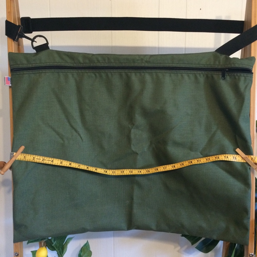 Messenger bag for canvases and artwork
